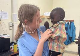 Alejandra Mayoral, junto a un pequeño en el consultorio médico.