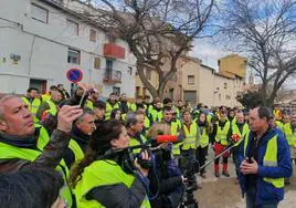 Uno de los manifestantes conversa con los micrófonos de TVR.