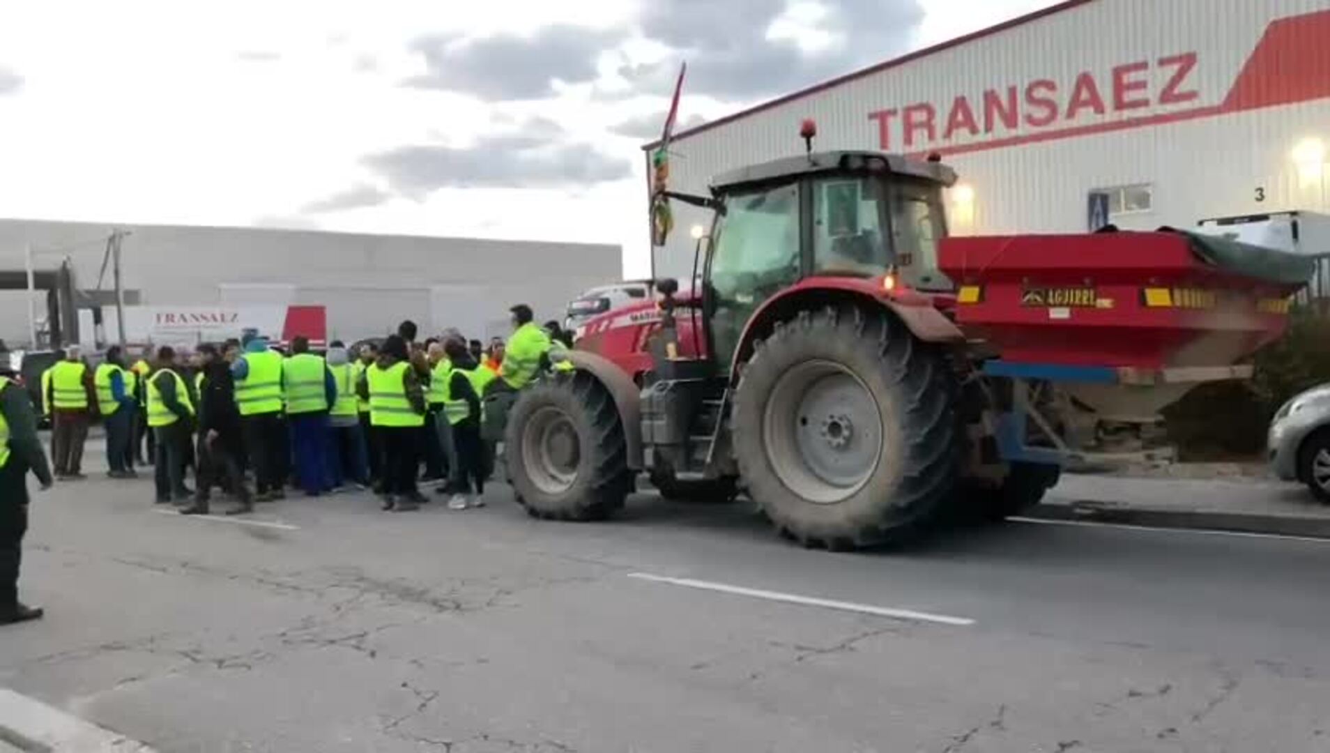 En Transferencia los agricultores están bloqueando la puerta con tractores