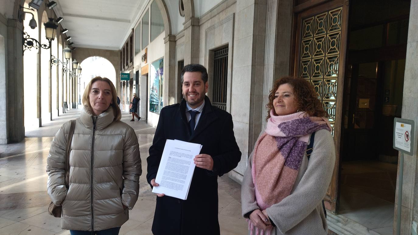 María Somalo, Javier García y María Victoria del Vigo, con el escrito que han presentado al Defensor del Pueblo.