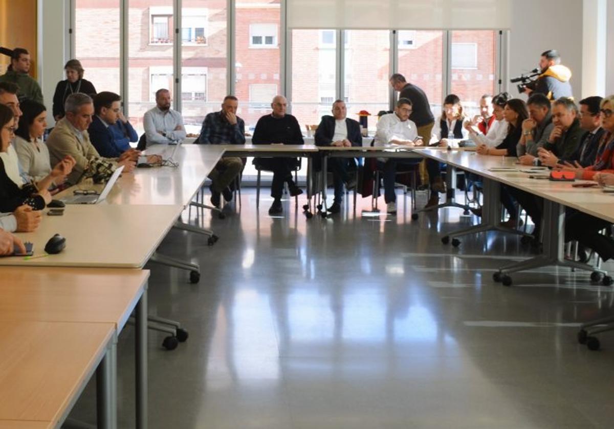 Domínguez, Arceiz y León, en el centro a la derecha, en la reunión de ayer con los empresarios de Calahorra en el centro joven.