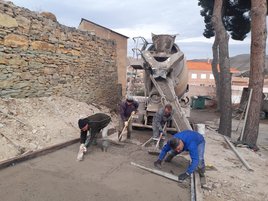 Trabajos de encementado de la subida del cementerio de Santa Ana.