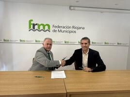 Jorge Loyo (FRM) y Carlos Sobrino (Iberdorla), tras la firma.