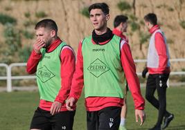 Álex Arias y Antonio Marchena se retirán de una sesión tras acabar el entrenamiento.