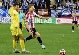 Schmerböck intenta llevarse el balón en el partido ante el Dépor.