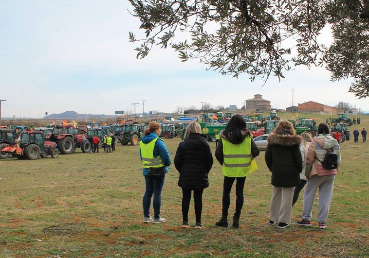 Varias agricultoras de San Asensio observan mientras los tractores se organizan para formar el mosaico.