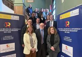 Responsables institucionales y miembros de las comunidades de regantes del Najerilla posan tras la firma de las adendas.