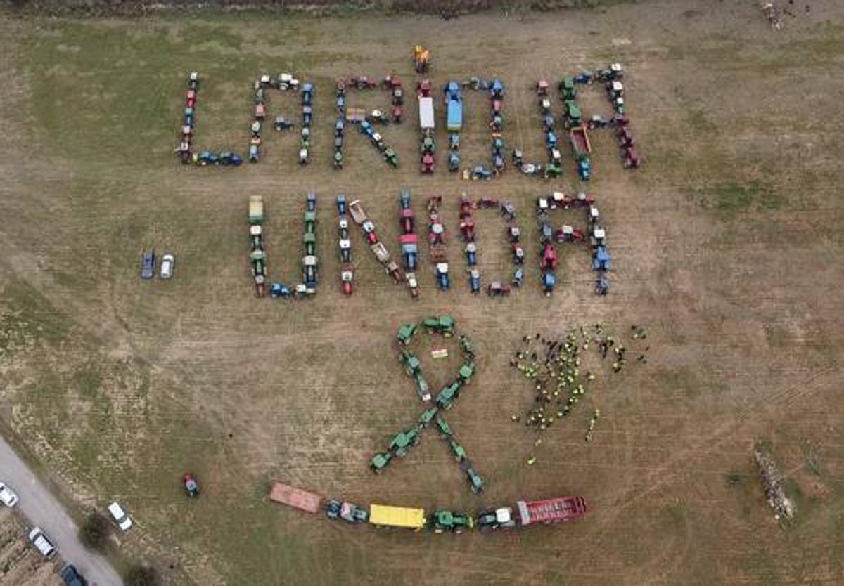 Los agricultores escriben con sus tractores «La Rioja Unida» y pausan sus protestas