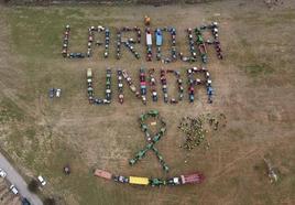 Los agricultores escriben con sus tractores «La Rioja Unida» y pausan sus protestas