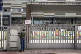 Un hombre intenta entrar, ayer, pasadas las 11.00 horas, en el CEIP Avelina Cortázar, cerrado.