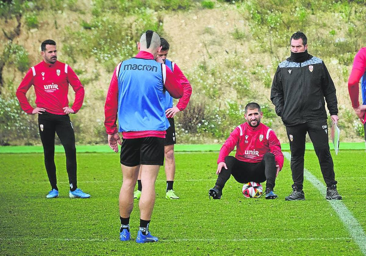 Diego Martínez dirige el entrenamiento de ayer en la Ciudad Deportiva.