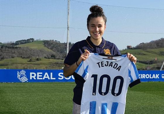 Ana Tejada posa junto a su camiseta conmemorativa tras haber disputado 100 partidos con la Real Sociedad.