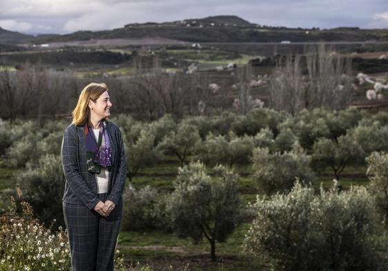 Noemí Manzanos posa en la Grajera, cerca de la bodega institucional.