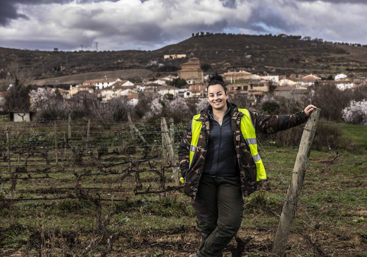 María Gutiérrez, en un viñedo con Corera, su pueblo, al fondo.