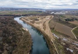 La construcción del nuevo mazón retranqueado deja 22 hectáreas para que el Ebro recupere espacio en caso de crecida.