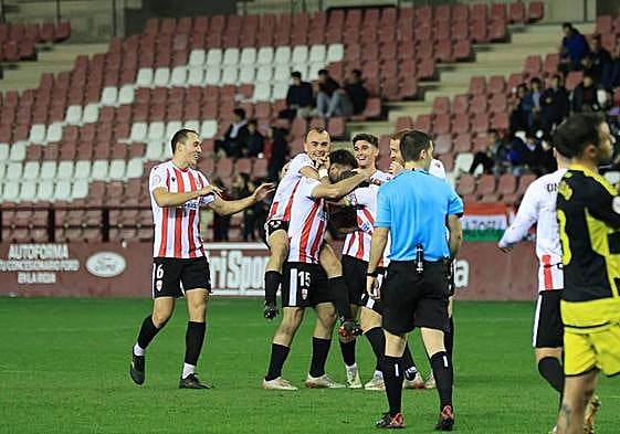 Los jugadores de la UD Logroñés celebran su tercer gol, el de Cobo.