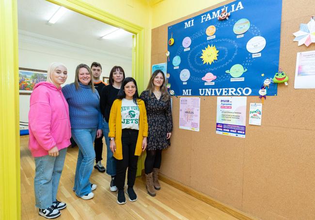 Laura Zárate (a la derecha), junto al resto del equipo del Punto de Encuentro Familiar de Logroño.