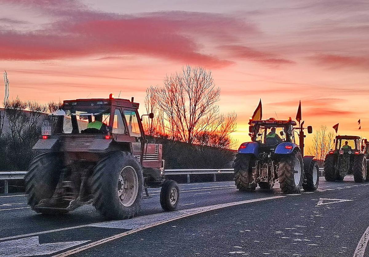 Imagen de los tractores riojanos en la carretera estos días.