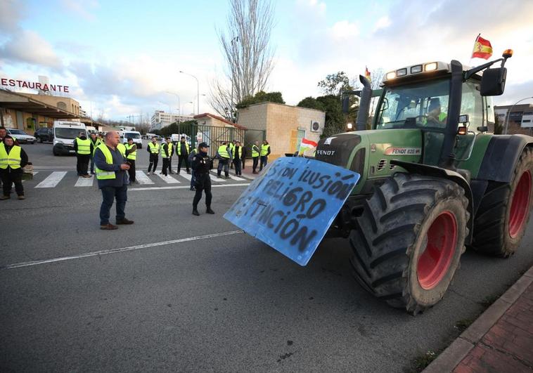 Así hemos contado en directo las protestas de los agricultores este lunes