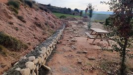 Construcción del muro en el área de descanso ubicada junto al Camino de Santiago.