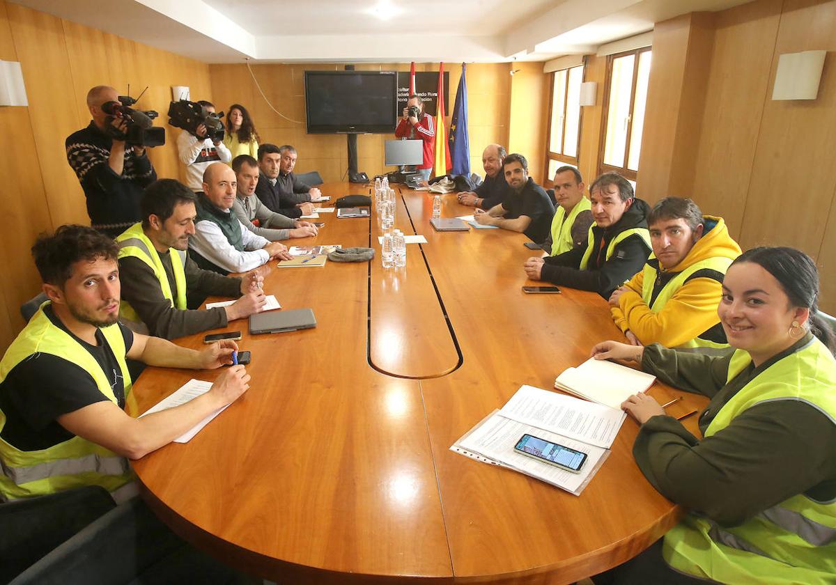 Representantes de los 'chalecos amarillos' y de las organizaciones profesionales agrarias ARAG-Asaja, UAGR y UPA se han reunido este martes en la consejería de Agricultura.