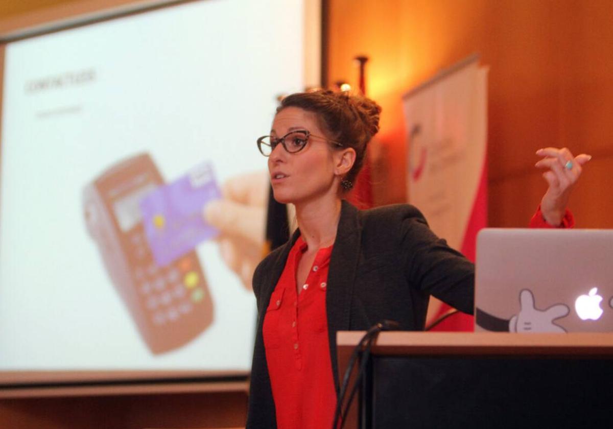 La doctora Natalia Medrano ofrece este lunes un seminario sobre las compras en una tienda física