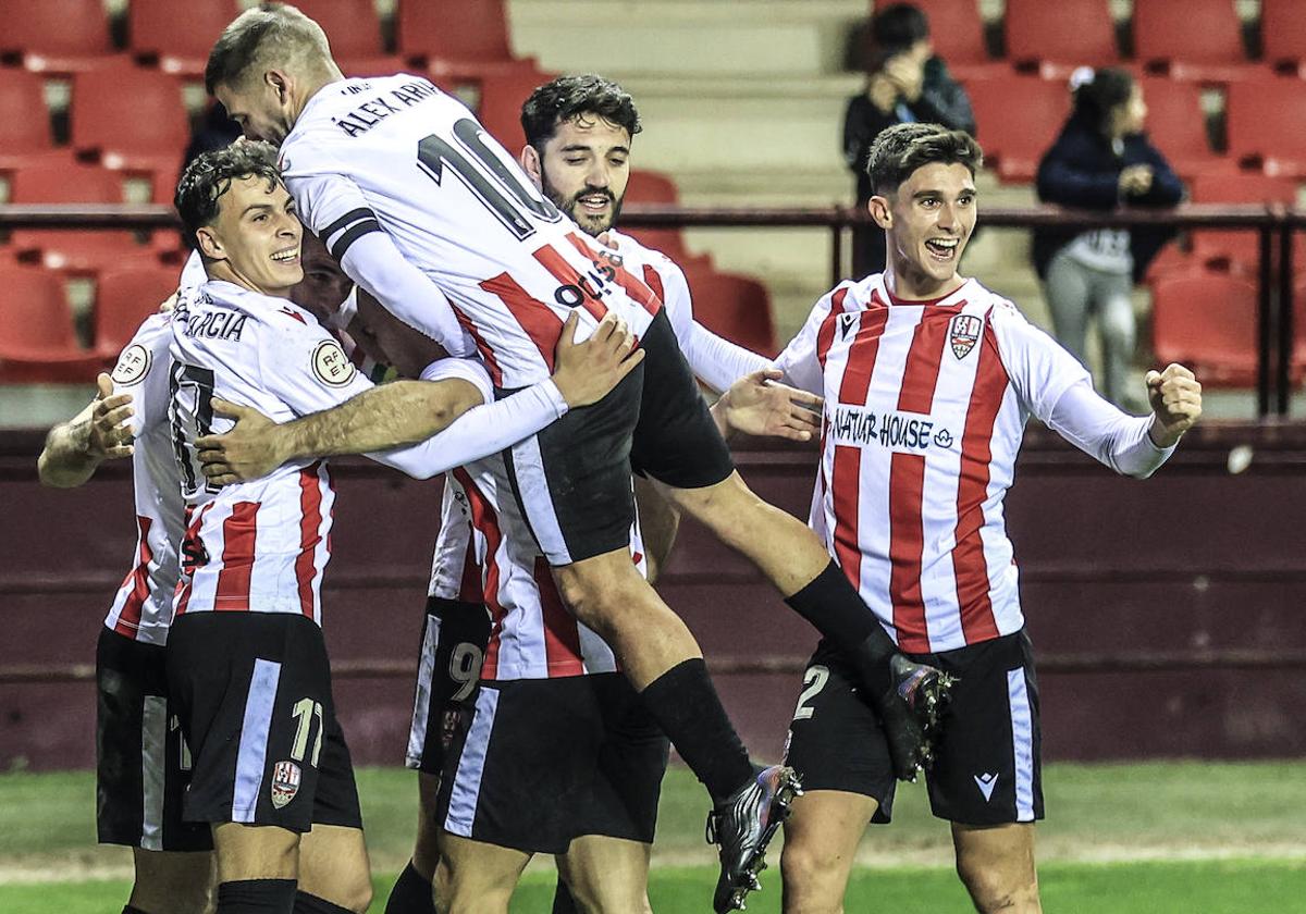 Antonio Marchena (d) celebra el primer gol blanquirrojo frente al Aragón.