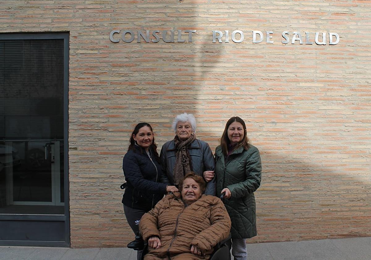 Varias vecinas de la localidad, delante del consultorio médico.