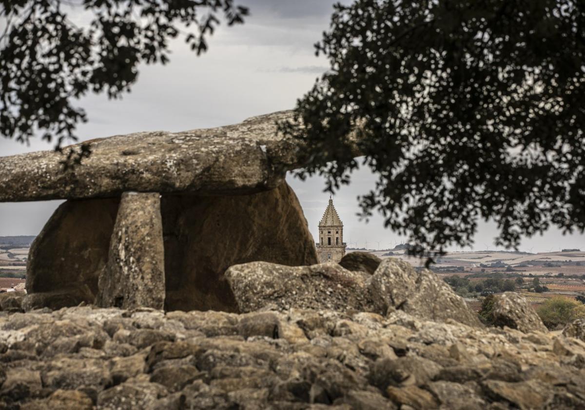 Dolmen de la Chabola de la Hechicera junto a la localidad de Elvillar.