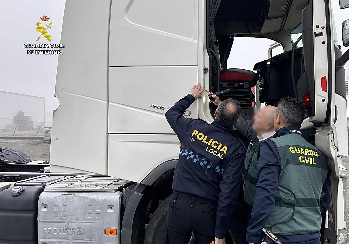 Imagen principal - Hace pasar un camión nuevo por otro siniestrado y reparado en Logroño