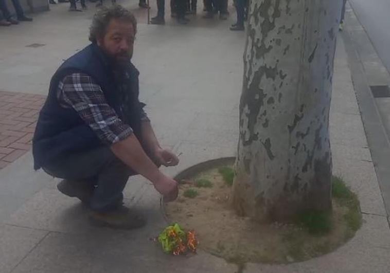 'El Lechero' quema su chaleco amarillo: «Pedimos que nos escuchen. Llevamos veinte días haciendo el tonto»