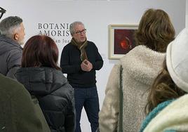 Pablo San Juan durante una visita guiada por su exposición 'Botanica amoris'.