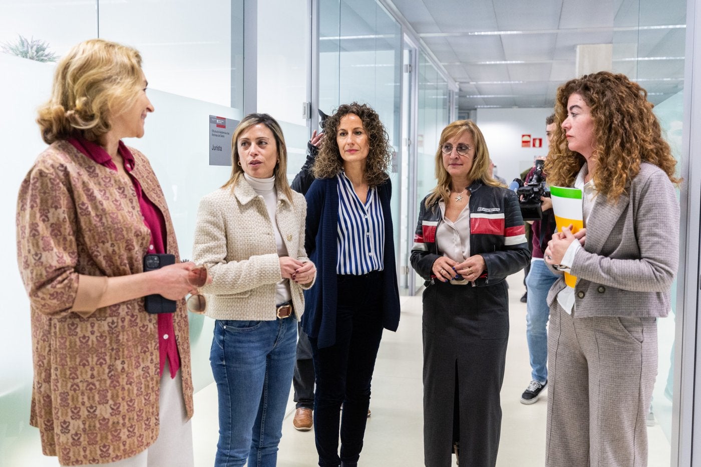 María Martín, ayer con las responsables de la oficina.