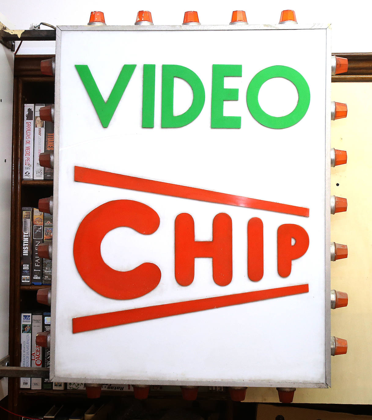 'Video Chip', en Padre Marín, con su rótulo de metacrilato y «bombillas de feria» que lo hacen único.