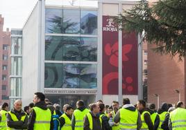 Agricultores llevaron este jueves su protesta hasta la sede del Consejo Regulador.