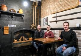 Arriba, fachada de La Chata; debajo, los tres jóvenes que se han hecho cargo de la reapertura del restaurante.