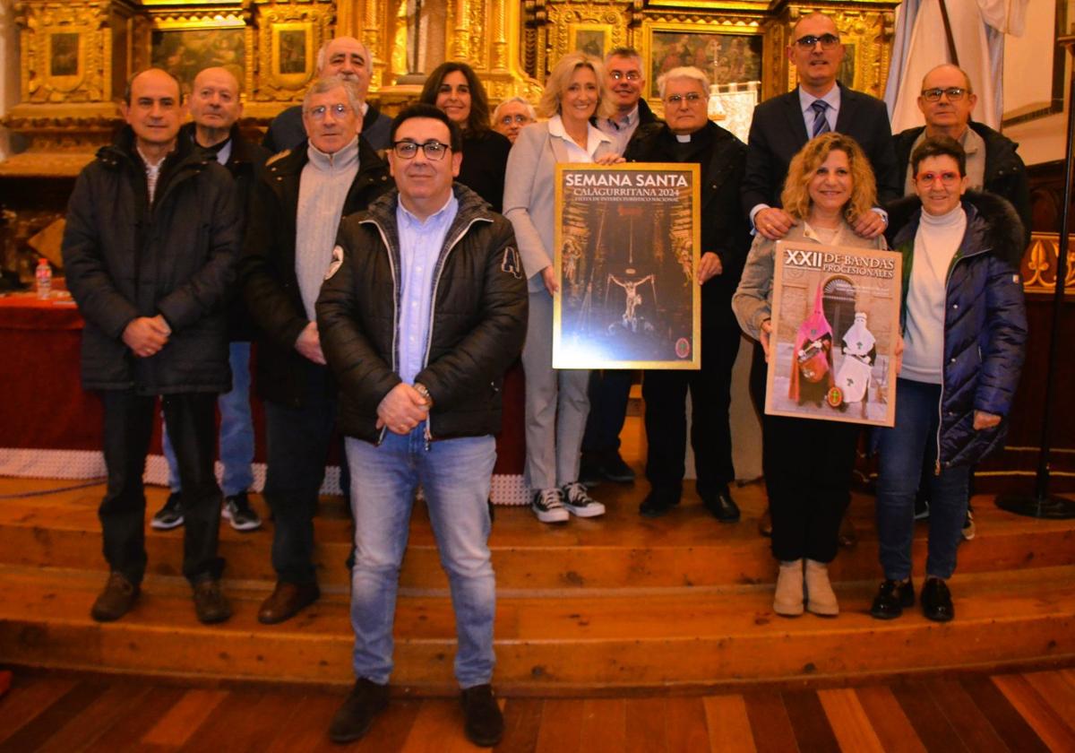 Miembros de la cofradía y autoridades con el cartel de Semana Santa.