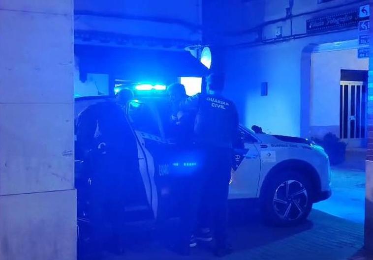 Un hombre que no es el detenido, habla con los agentes sobre lo sucedido