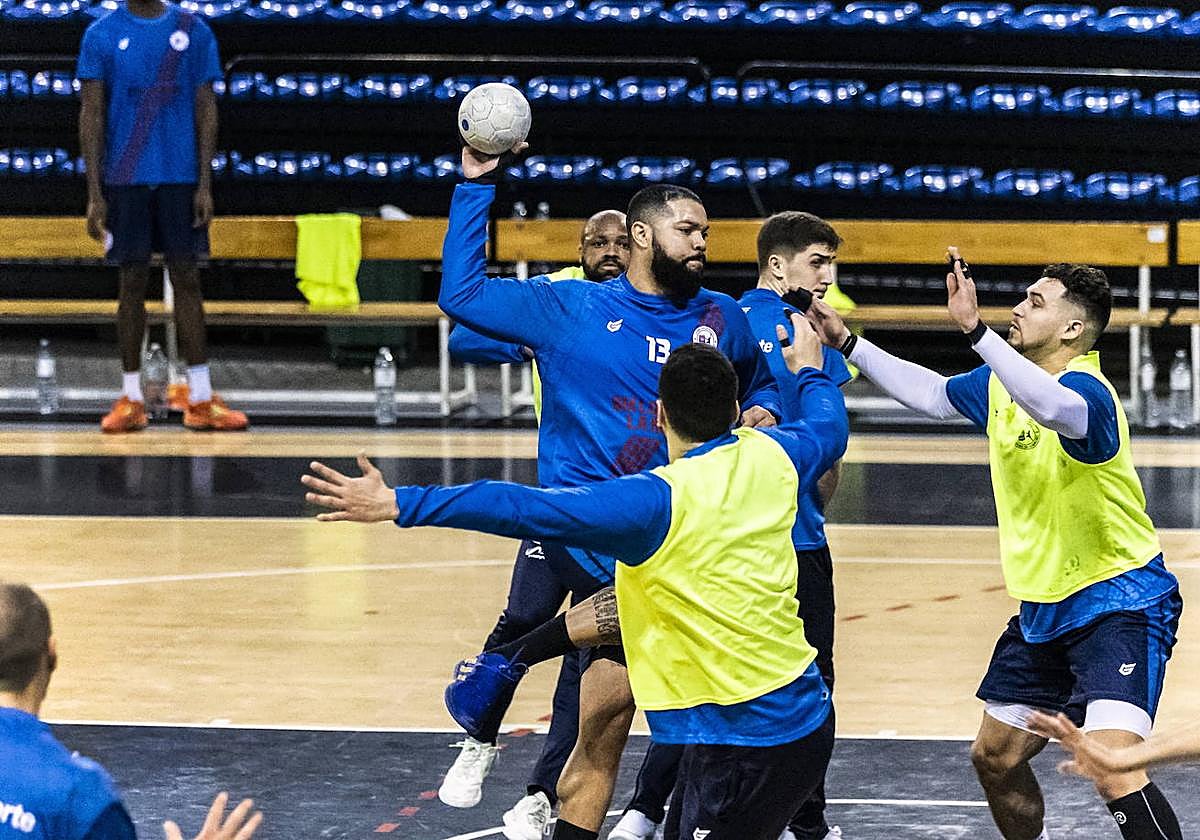 Ponciano lanza durante un entrenamiento en el Palacio de los Deportes.