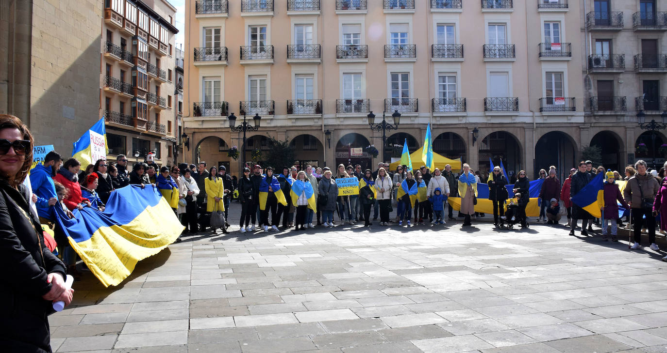 La manifestación silenciosa de ucranianos en La Rioja, en imágenes