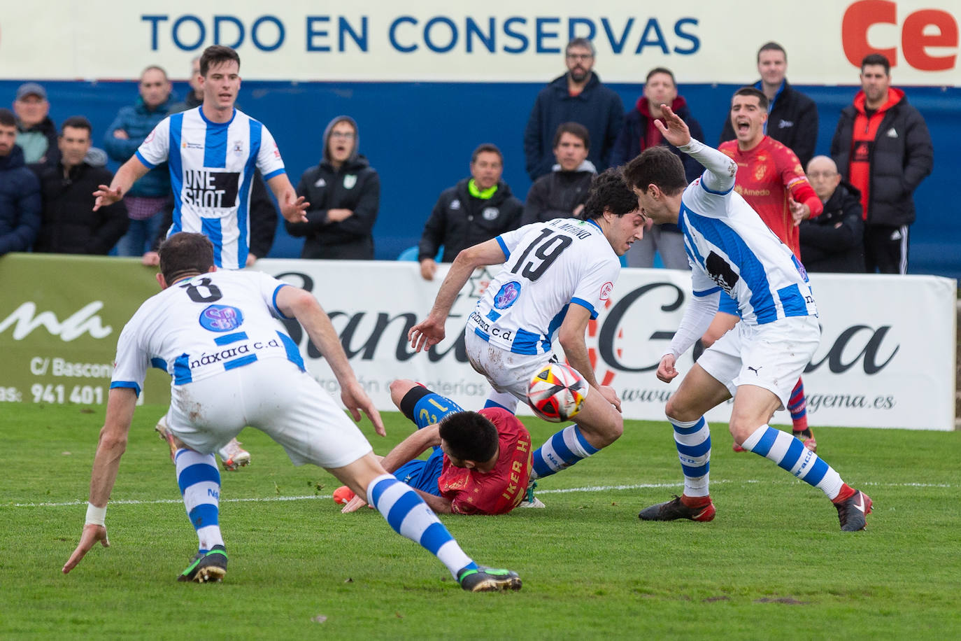 El derbi entre el Calahorra y el Náxara, en imágenes