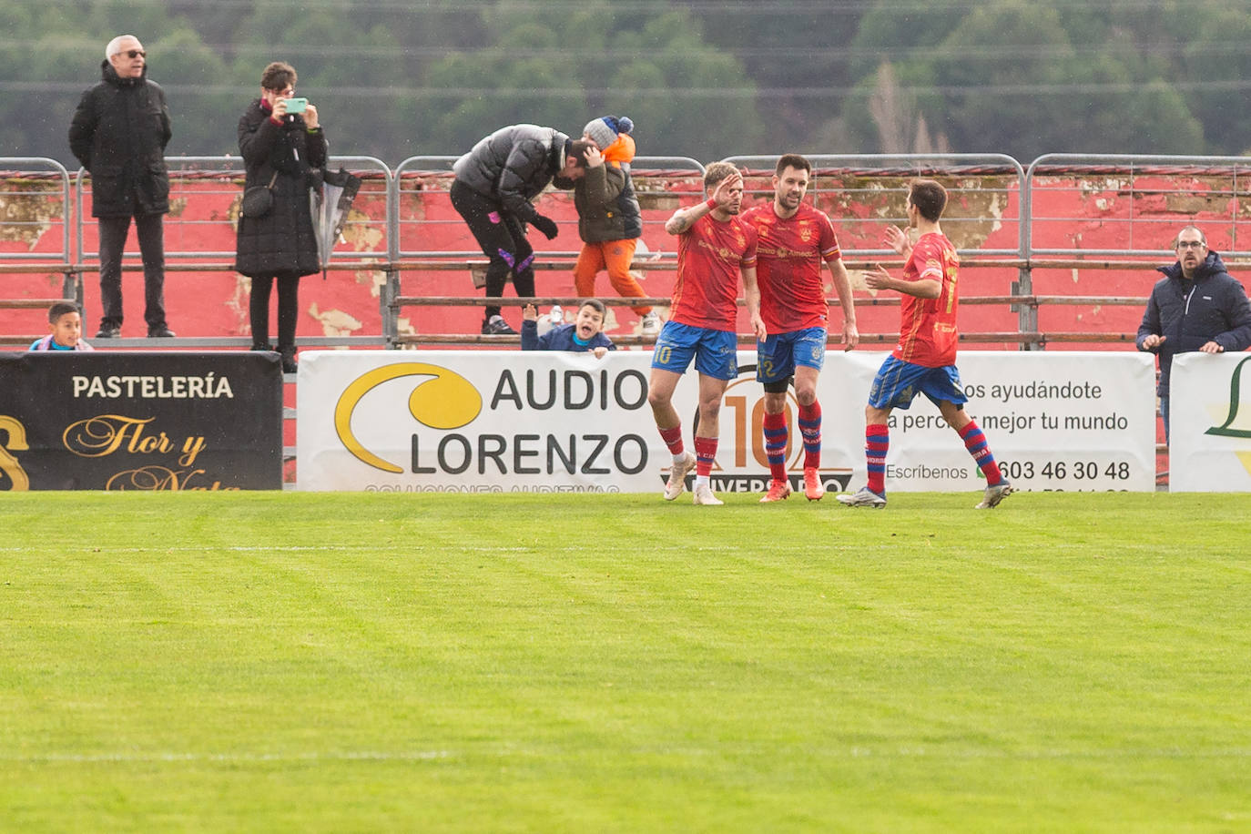 El derbi entre el Calahorra y el Náxara, en imágenes