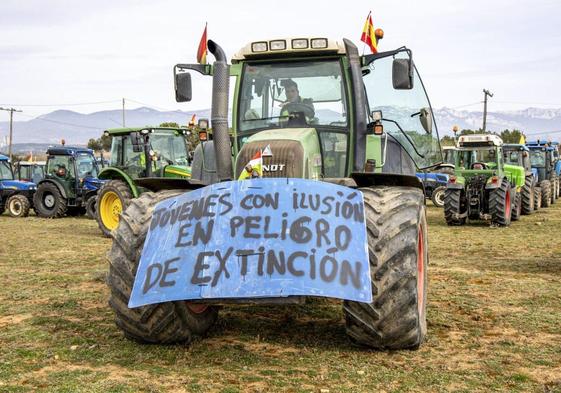 Pancarta de queja en un tractor de La Rioja.