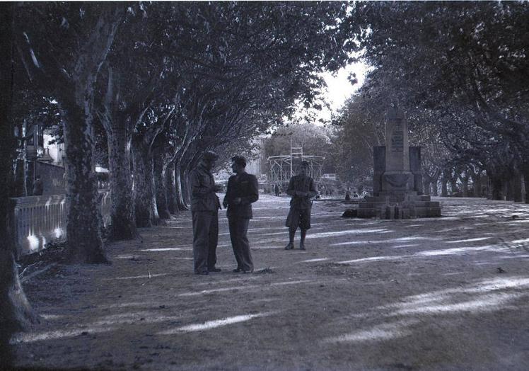 Construcción del quiosco de música. Imagen de las obras de construcción del nuevo quiosco de música en los Jardines de la Vega, que fue inaugurado el 8 de septiembre de 1938, una de las principales tareas urbanas en las que fueron empleados los presos políticos de la prisión habilitada de Haro.