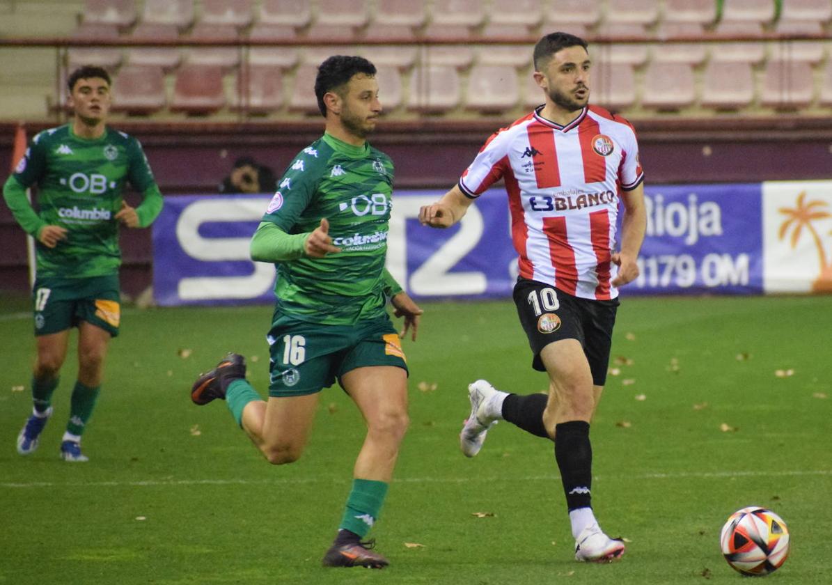 Ferni conduce el balón en el partido contra el Arenteiro