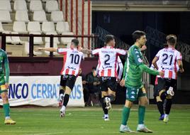 Los jugadores blanquirrojos festejan el gol de Ferni.