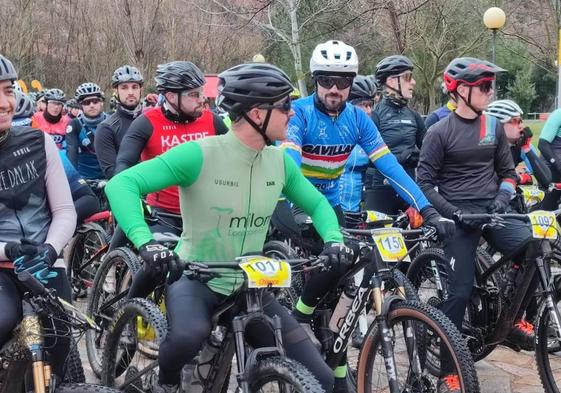 Un grupo de ciclistas espera para tomar la salida.