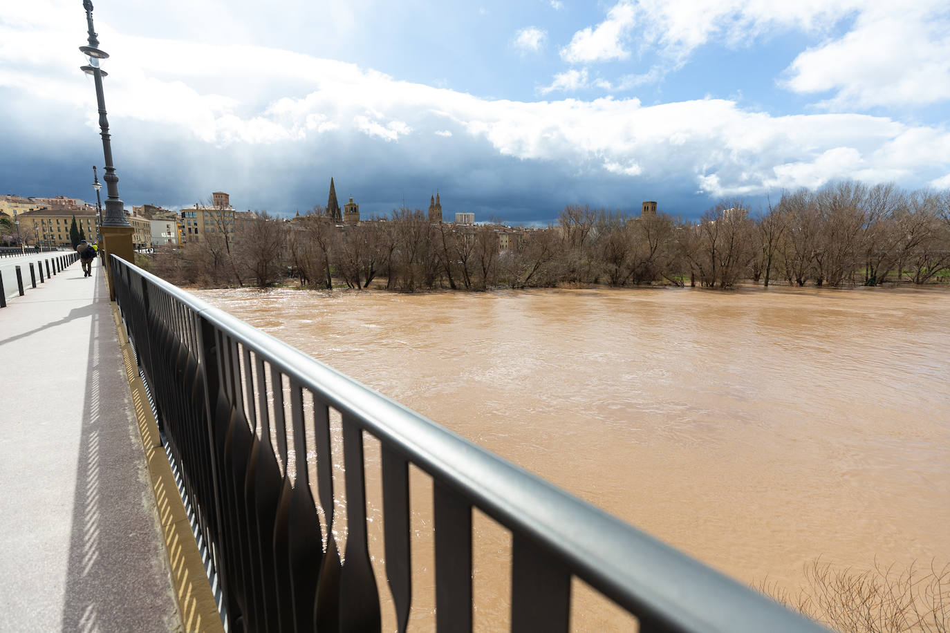 La crecida del Ebro en Logroño, en imágenes