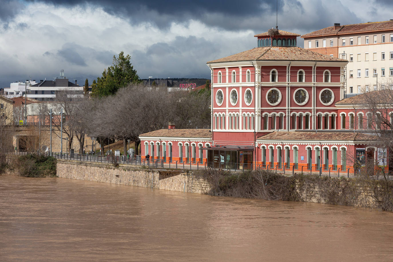 La crecida del Ebro en Logroño, en imágenes