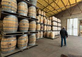 Barricas listas para la exportación en la firma logroñesa Franlik Imexport.